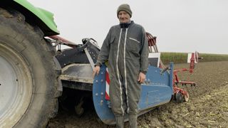 Étant seul sur son exploitation, Eric Beyaert a gagné du temps en bêchant en même temps qu'il sème lors de ses semis d'automne. Étant seul sur son exploitation, Eric Beyaert a gagné du temps en bêchant en même temps qu'il sème lors de ses semis d'automne.