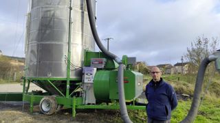 Pour mieux stocker les tournesols, Thomas Perin et la SARL Agrisphere utilisent un séchoir mobile Strahl TurboDry de Les Mergers. Pour mieux stocker les tournesols, Thomas Perin et la SARL Agrisphere utilisent un séchoir mobile Strahl TurboDry de Les Mergers.