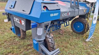 Cyclair présente un robot de désherbage mécanique de 3 m de largeur. Cyclair présente un robot de désherbage mécanique de 3 m de largeur.