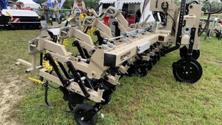 Binnove ajoute des vérins sur ses éléments de binage pour effectuer de la coupure de tronçons.