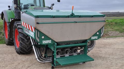 La trémie frontale Eole est disponible en 1 700 et 2 300 litres.