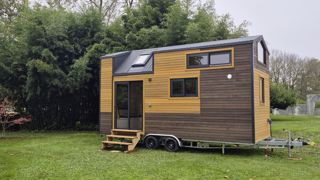 La maisonnette est installée sur une remorque de 6 m de longueur. Elle peut être déplacée par un véhicule dont la puissance est d’au moins 150 CV. La maisonnette est installée sur une remorque de 6 m de longueur. Elle peut être déplacée par un véhicule dont la puissance est d’au moins 150 CV.
