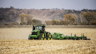 Le kit d’autonomie John Deere sera disponible sous forme de préinstallation sur les machines neuves et en tant que colis d’adaptation pour certaines machines déjà en parc. Le kit d’autonomie John Deere sera disponible sous forme de préinstallation sur les machines neuves et en tant que colis d’adaptation pour certaines machines déjà en parc.