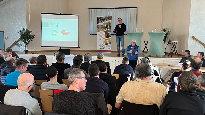 Guillaume Rémy (sur l'estrade) et Clément Tisserand, respectivement président de Terre d'horizon et de Terre comtoise, ont présenté le statut de coopérative associée aux adhérents de Terre d'horizon, lors de l'assemblée générale de cette dernière, vendredi 13 décembre.