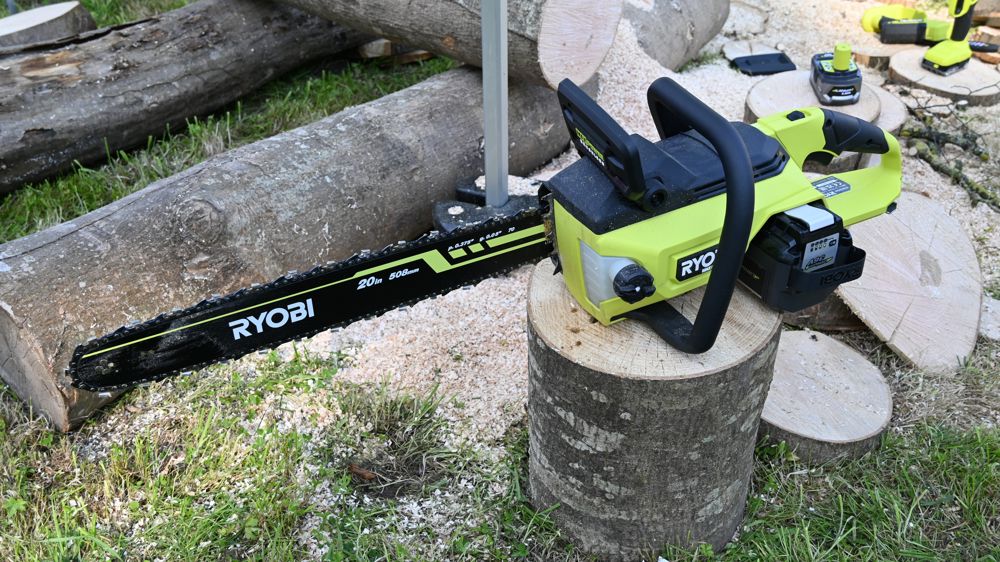 La nouvelle tronçonneuse à batterie Ryobi MaxPower est armée d'un guide de 50 cm de long (batterie de 36 V). La nouvelle tronçonneuse à batterie Ryobi MaxPower est armée d'un guide de 50 cm de long (batterie de 36 V).