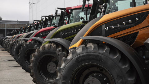 A l’occasion de la sortie des chaînes de production des premiers Valtra S6, le tractoriste a voulu marquer le coup en invitant en Finlande les cinquante premiers acquéreurs afin de découvrir leur nouveau tracteur. A l’occasion de la sortie des chaînes de production des premiers Valtra S6, le tractoriste a voulu marquer le coup en invitant en Finlande les cinquante premiers acquéreurs afin de découvrir leur nouveau tracteur.