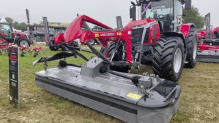 Massey Ferguson dévoile deux nouvelles faucheuses, déclinées en différentes versions portant le nombre de machines à douze. Massey Ferguson dévoile deux nouvelles faucheuses, déclinées en différentes versions portant le nombre de machines à douze.