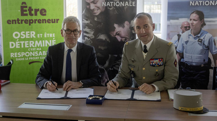 Philippe Grié (à g.), DRH du groupe Terrena, et François-Xavier Poisbeau, secrétaire général de la Garde nationale et général de division de l'armée de terre, signent la convention de partenariat entre leurs deux organisations.