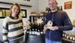 Séverine Liénart (ici avec Nicolas Legrand, son maître de chai) a reçu de nombreux prix pour ses cidres, sur la base de critères bien précis : le goût, la couleur et les arômes.
