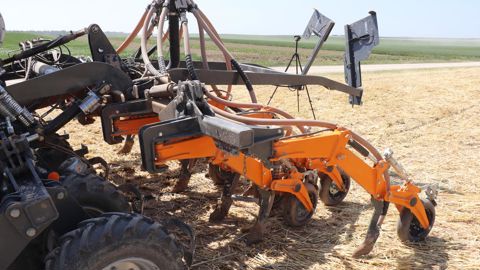 Les essais menés par Arvalis montrent que l’injection de l’effluent avec le strip-tiller se traduit par des rendements supérieurs à ceux obtenus avec une rampe à pendillards. Les essais menés par Arvalis montrent que l’injection de l’effluent avec le strip-tiller se traduit par des rendements supérieurs à ceux obtenus avec une rampe à pendillards.