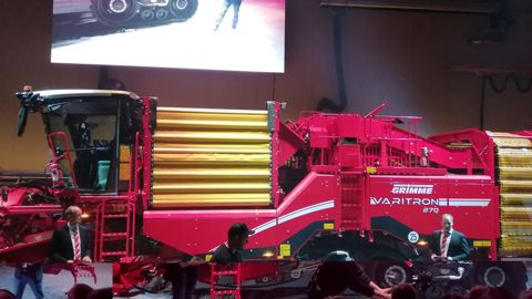 Le constructeur allemand Grimme, incontournable de la filière pomme de terre, accueillait ses clients nationaux et internationaux du 3 au 6 décembre dans ses installations de Damme. Le constructeur allemand Grimme, incontournable de la filière pomme de terre, accueillait ses clients nationaux et internationaux du 3 au 6 décembre dans ses installations de Damme.