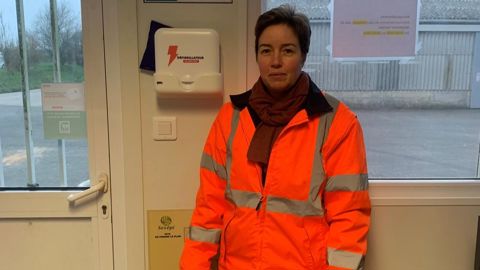 Claire Pelletier, directrice terrain de la coopérative Sevépi, pilote l'installation et le suivi des défibrillateurs connectés sur 22 de leurs sites, comme ici à Fresne-le-Plan (Seine-Maritime).