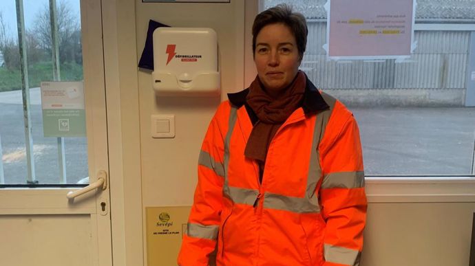 Claire Pelletier, directrice terrain de la coopérative Sevépi, pilote l'installation et le suivi des défibrillateurs connectés sur 22 de leurs sites, comme ici à Fresne-le-Plan (Seine-Maritime).