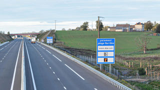 Depuis novembre 2022, le péage en flux libre se déploie sur les autoroutes françaises. Depuis novembre 2022, le péage en flux libre se déploie sur les autoroutes françaises.