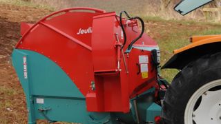 La pailleuse Hélicut de la nouvelle génération de Jeulin est disponible dans les versions portée ou semi-portée. La pailleuse Hélicut de la nouvelle génération de Jeulin est disponible dans les versions portée ou semi-portée.