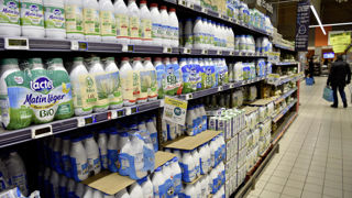 Malgré les hausses de prix depuis deux ans, la consommation des produits laitiers tient bon. En décembre 2024, elle a gagné 0,9 % en volume par rapport à décembre 2023. Malgré les hausses de prix depuis deux ans, la consommation des produits laitiers tient bon. En décembre 2024, elle a gagné 0,9 % en volume par rapport à décembre 2023.