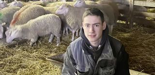 Antoine Bertaud partage son temps entre le lycée agricole de La Roche-sur-Yon et la ferme où il est apprenti pour devenir éleveur d'ovins. Antoine Bertaud partage son temps entre le lycée agricole de La Roche-sur-Yon et la ferme où il est apprenti pour devenir éleveur d'ovins.