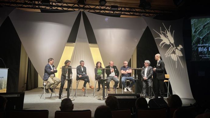 De gauche à droite, lors de la 27e journée blé dur, jeudi 6 février à Aix-en-Provence : Frédéric Gond, président du comité de pilotage de la filière, Sophie Vallade, directrice région Sud Arvalis, Bernard Illy, président de Duransia, Bénédicte Martin (Région Sud Paca), Nicolas de Sambucy,  président du comité régional des céréales chez FranceAgriMer, Patrice Florentin, DG du groupe CAPL, Christian Reclus, DG d’Arterris, et Matthieu Killmayer, animateur filière blé dur chez Arvalis.