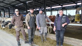 De droite à gauche : Denis, Maxence et Corentin Defours (associés) avec Jean Darnon (stagiaire) dans le nouveau bâtiment des vaches laitières.