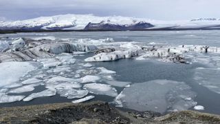 Les eaux paisibles du lac islandais de Jökulsárlón sont parsemées d'icebergs provenant du glacier de Vatnajökull. Les eaux paisibles du lac islandais de Jökulsárlón sont parsemées d'icebergs provenant du glacier de Vatnajökull.