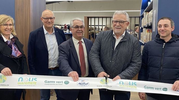 Didier Lenoir, président de Dijon céréales, coupe le ruban lors de l'inauguration d'une boutique de leur filiale biscuitière Mistral implantée dans un de leurs Gamm Vert.