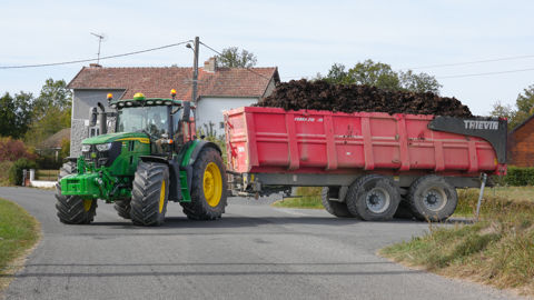 Depuis le 1er janvier 2025, tracteurs et outils traînés neufs sont livrés avec des systèmes de freinage à double ligne hydraulique ou pneumatique. Depuis le 1er janvier 2025, tracteurs et outils traînés neufs sont livrés avec des systèmes de freinage à double ligne hydraulique ou pneumatique.