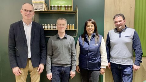 De gauche à droite : Pierre Toussaint, directeur agronomie, transitions et innovation du groupe Axéréal, Thomas Monville, manager agronomie chez Axéréal, Wassila Riah-Anglet, chargée de recherche chez UniLaSalle, et Fabien May, agriculteur à Saint-Agnan-sur-Erre (Orne), ont présenté le projet Arpège au Sia, à Paris, lundi 24 février.