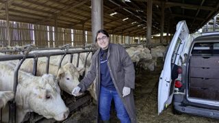 À la tête de son cabinet, Estelle Cotton est vétérinaire rurale à Boulay (Moselle). À la tête de son cabinet, Estelle Cotton est vétérinaire rurale à Boulay (Moselle).