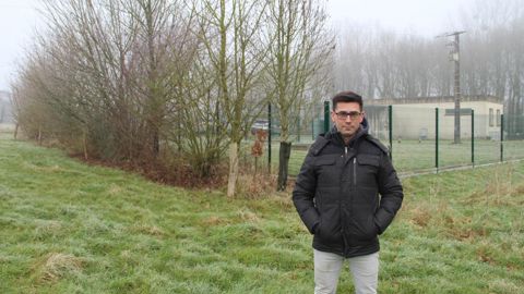 Samuel Groussard sur l'une de ses parcelles jouxtant l'usine de production d'eau potable de Princé (Ille-et-Vilaine).