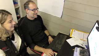 Cindy et Gaël Chauviré devant le tableau de bord « décarbonation » de Cap1pact, proposé par ITK-Seenovia.