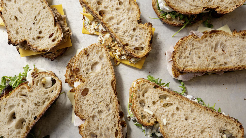 Toastés minute, les sandwichs de la boulangerie anti-gaspi Demain valorisent les pains au levain de la veille.