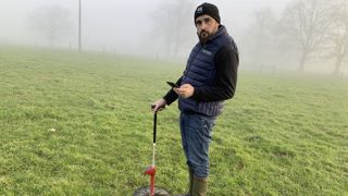 Cyrille Létard gère les prairies pâturées avec l'herbomètre qui est relié en bluetooth à une application sur son smartphone. Elle calcule directement la quantité d'herbe sur pied. L'éleveur bas-normand établit ensuite manuellement le calendrier de pâturage des 36 paddocks des laitières.