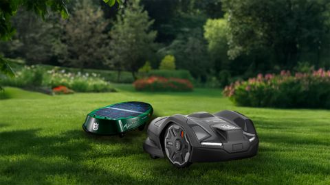 Trente ans de robots pour la marque Husqvarna depuis la « tortue solaire » de 1995 jusqu'aux Nera sans fil périmétrique lancés cette année . Trente ans de robots pour la marque Husqvarna depuis la « tortue solaire » de 1995 jusqu'aux Nera sans fil périmétrique lancés cette année .