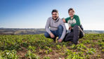 Jean-Christophe Alibert est associé avec son épouse Valérie, qui travaille sur un atelier vigne. Il a implanté une féverole d'hiver après une orge dont les pailles ont été exportées. Les résidus restant sont du sainfoin (antéprécédent) et de la flore spontanée.