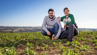 Jean-Christophe Alibert est associé avec son épouse Valérie, qui travaille sur un atelier vigne. Il a implanté une féverole d'hiver après une orge dont les pailles ont été exportées. Les résidus restant sont du sainfoin (antéprécédent) et de la flore spontanée. Jean-Christophe Alibert est associé avec son épouse Valérie, qui travaille sur un atelier vigne. Il a implanté une féverole d'hiver après une orge dont les pailles ont été exportées. Les résidus restant sont du sainfoin (antéprécédent) et de la flore spontanée.