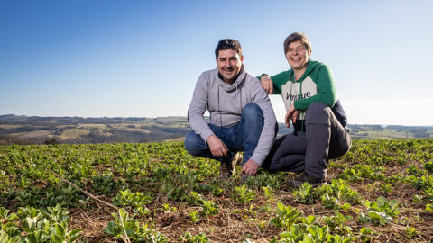 Jean-Christophe Alibert est associé avec son épouse Valérie, qui travaille sur un atelier vigne. Il a implanté une féverole d'hiver après une orge dont les pailles ont été exportées. Les résidus restant sont du sainfoin (antéprécédent) et de la flore spontanée. Jean-Christophe Alibert est associé avec son épouse Valérie, qui travaille sur un atelier vigne. Il a implanté une féverole d'hiver après une orge dont les pailles ont été exportées. Les résidus restant sont du sainfoin (antéprécédent) et de la flore spontanée.