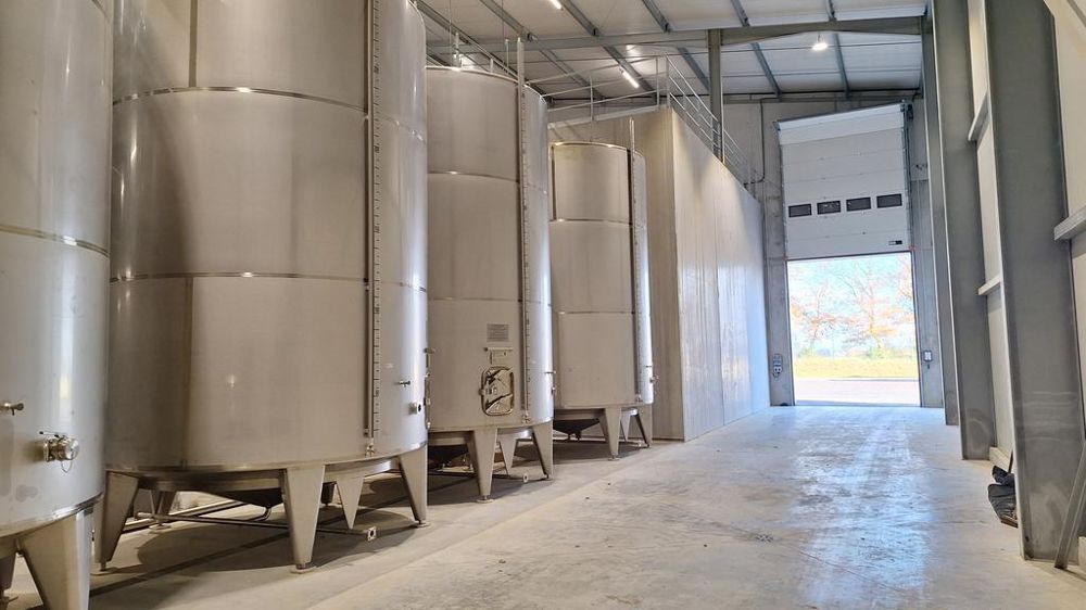 L’usine est en capacité de produire de 3 à 4 000 litres d’huile de tournesol par jour, lesquels peuvent être stockés dans 6 cuves de 30 000 litres.