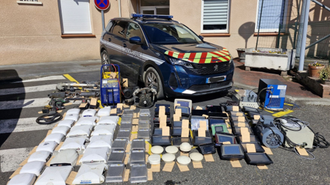Les gendarmes du Gers et de Toulouse ont retrouvé pour près de 750 000 euros de matériels dérobés. Les gendarmes du Gers et de Toulouse ont retrouvé pour près de 750 000 euros de matériels dérobés.