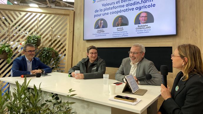 Un des plateaux TV organisés par Bioline (InVivo) et La Factory (NGPA) a rassemblé, autour de la plateforme Aladin (de g. à dr.), Frédéric Chleffer directeur offre et innovation d’EMC2, Annick Taulet, directrice marketing et distribution agricole d'Arterris, et Rodolphe Coquillard, directeur général d’Aladin.farm, sous l’animation de Sophie Voinis.