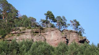 En Moselle, le rocher du Diable est une haute falaise en bas de laquelle est incrustée une surprenante figure diabolique. En Moselle, le rocher du Diable est une haute falaise en bas de laquelle est incrustée une surprenante figure diabolique.