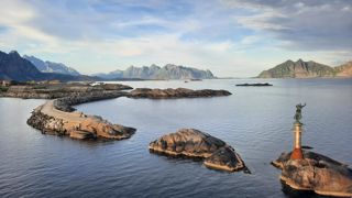 Soleil de minuit l’été et aurores boréales l’hiver font la particularité des Îles Lofoten, en Norvège. Soleil de minuit l’été et aurores boréales l’hiver font la particularité des Îles Lofoten, en Norvège.