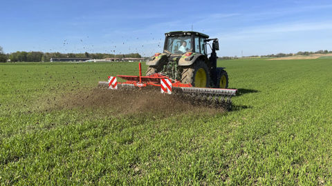 La houe rotative de kuhn est conçue pour travailler entre 12 et 25 km/h.