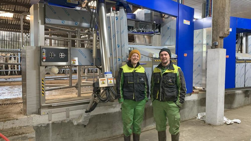 Audrey Bauché et Damien Lequitte, éleveurs dans le Morbihan, ont fait le choix d'investir dans deux robots de traite DeLaval pour leur troupeau de prim'holstein. Audrey Bauché et Damien Lequitte, éleveurs dans le Morbihan, ont fait le choix d'investir dans deux robots de traite DeLaval pour leur troupeau de prim'holstein.