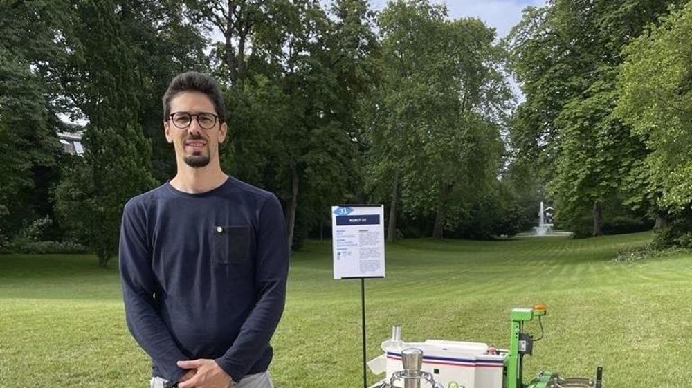 Flavien Roussel a eu une carrière de journaliste machinisme agricole après avoir créer la page Facebook V.I.P (Very Important Paysan) aujourd'hui il occupe le poste de responsable communication et salons chez Naïo Technologies.