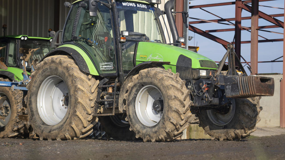 Le Deutz-Fahr Agrotron 135 mk2 est bien préservé et assure aujourd’hui divers travaux sur l’exploitation. Le Deutz-Fahr Agrotron 135 mk2 est bien préservé et assure aujourd’hui divers travaux sur l’exploitation.
