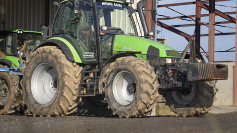 Le Deutz-Fahr Agrotron 135 mk2 est bien préservé et assure aujourd’hui divers travaux sur l’exploitation. Le Deutz-Fahr Agrotron 135 mk2 est bien préservé et assure aujourd’hui divers travaux sur l’exploitation.