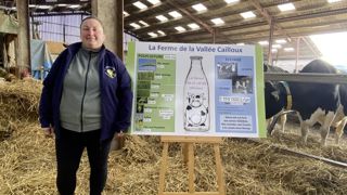 Anne-Sophie Niquet s’appuie au total sur une vingtaine de panneaux ainsi que des objets pour expliquer le métier d’agriculteur aux élèves qui visitent sa ferme. Anne-Sophie Niquet s’appuie au total sur une vingtaine de panneaux ainsi que des objets pour expliquer le métier d’agriculteur aux élèves qui visitent sa ferme.