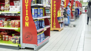 La grande distribution doit faire au moins 10 % de marges sur les produits alimentaires, avec le seuil de revente à perte de 10 %, dit SRP+10. La grande distribution doit faire au moins 10 % de marges sur les produits alimentaires, avec le seuil de revente à perte de 10 %, dit SRP+10.