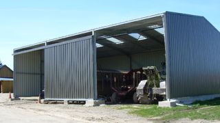 Choisir la tôle de toiture en bac acier : critères à considérer