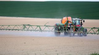 L'ITB indique que les buses à fente disposent d’une meilleure efficacité et d’une meilleure qualité de couverture que celles à injection d’air (antidérive).